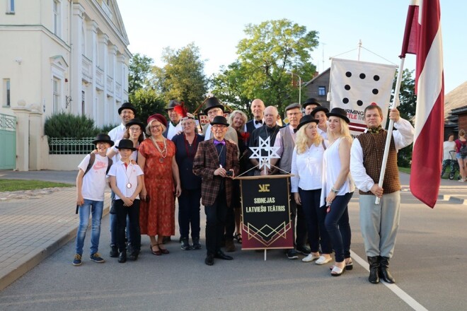 Sidnejas Latviešu teātris XIV Latvijas amatierteātru salidojumā Alūksnē.