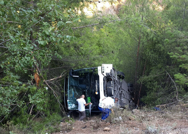 Turcijā no kalna nogāzies tūristu autobuss; cietuši 38 poļi