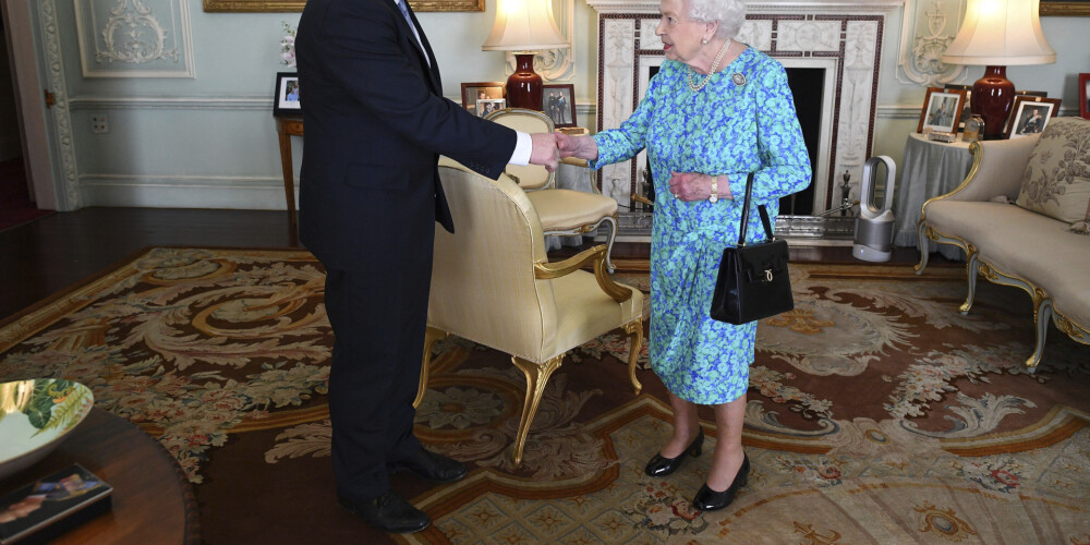 Boriss Džonsons stājas Lielbritānijas premjerministra amatā