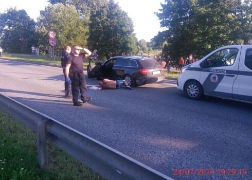Vakar no Rīgas līdz Ogrei notikusi pakaļdzīšanās ar šaušanu - notriekts policists, saskādēti vairāki auto