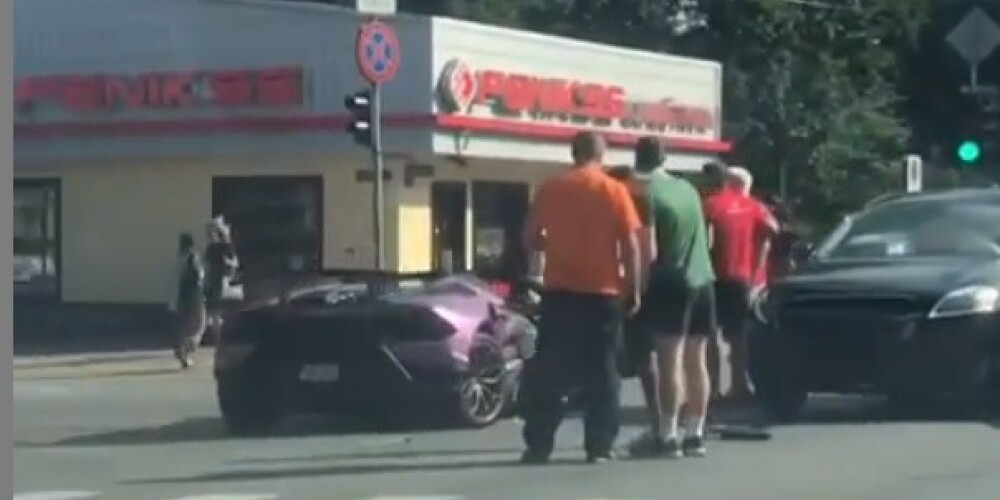 Видео: в Риге в аварию попал очень дорогой спортивный автомобиль