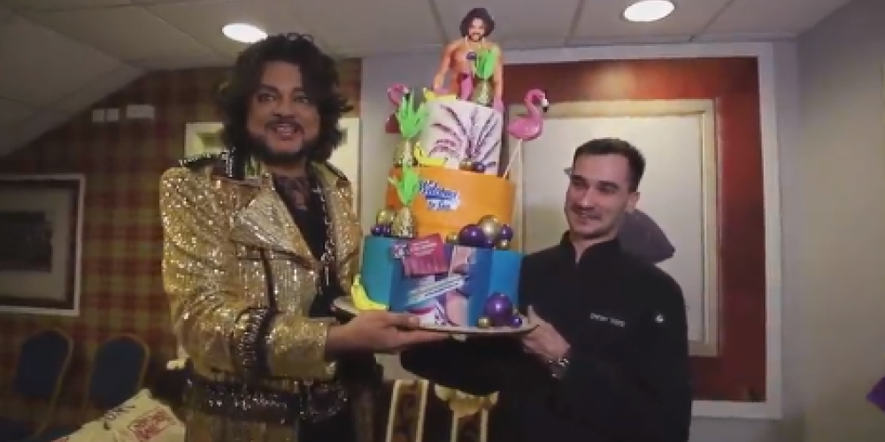Киркорову подарили трехъярусный торт с его "обнаженным" торсом: Филипп доволен!