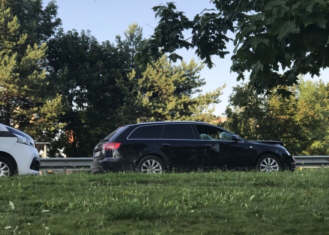 No policijas bēgošais šoferis divreiz sašauts galvā un šobrīd slimnīcā tiek mākslīgi elpināts