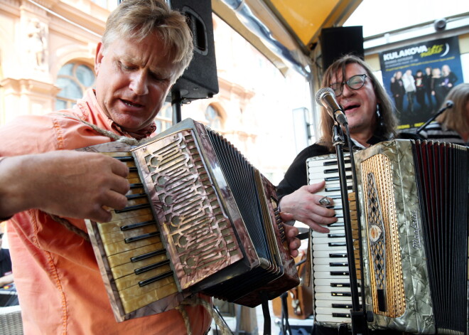 Kultūras ministru Puntuli pataisa par čekas ielikteni