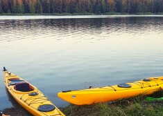 Divu puišu izbrauciens ar kajakiem jūras līcī beidzās ar šausminošu murgu – pēdējiem spēkiem cīnoties uz ūdens par savu dzīvību.