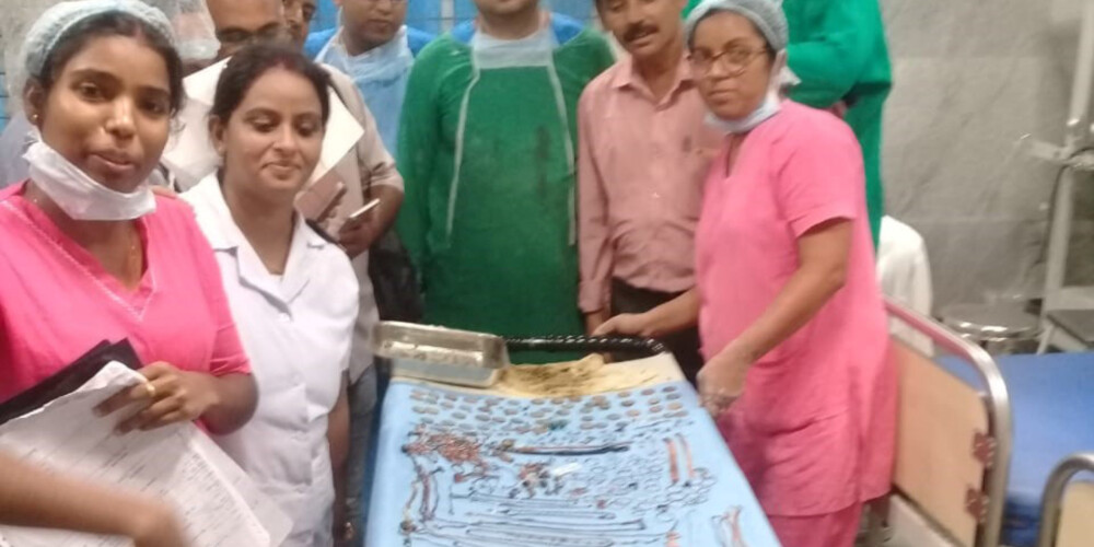 Ārsti Indijā no pacientes vēdera izoperē kaudzi dārglietu un monētu