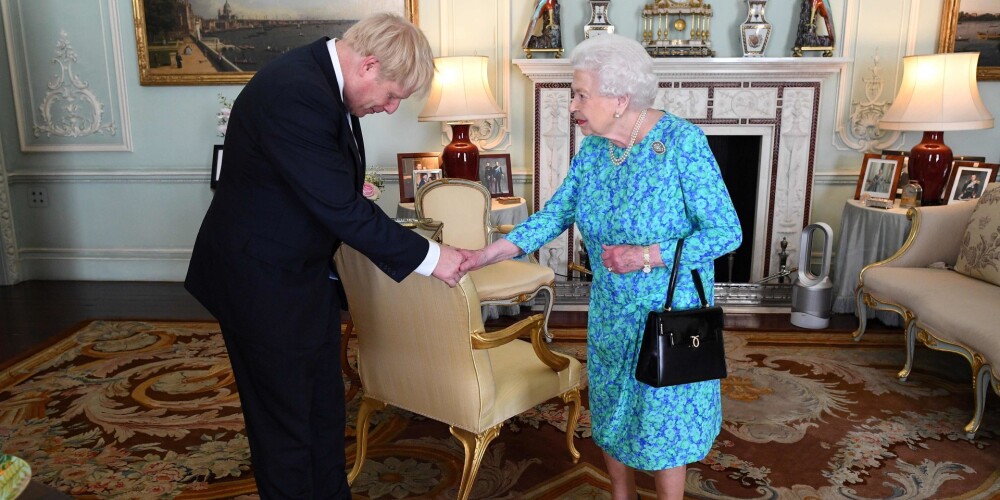 "Izskatās, ka viņa gatavojas iet uz veikalu" - briti joko par karalienes tikšanos ar jauno premjeru
