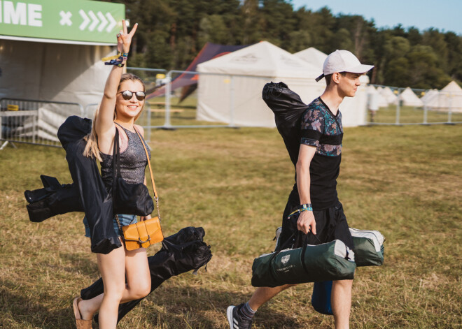 FOTO: "Positivus" pirmie apmeklētājie iekaro telšu pilsētiņu