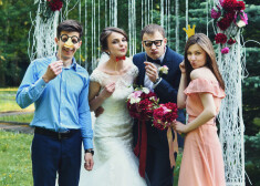 Atceries zelta likumu - baltā kleita lai paliek līgavai, tāpēc sievietēm nevajadzētu izvēlēties baltas krāsas kleitas.