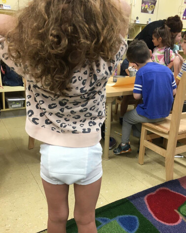 Такую фотографию с занятий музыкой получила мама девочки