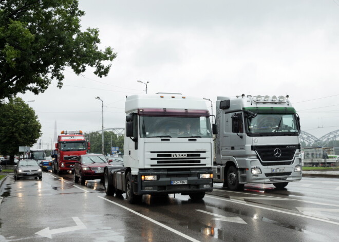 Kravas auto priekšējo asi vairs nedrīkstēs aprīkot ar atjaunotām riepām