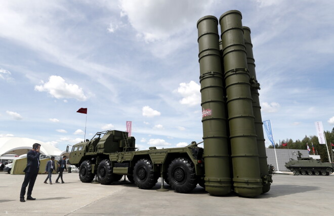 Krievijas zenītraķetes "S-400", eksporta variantā sauktas par Triumf, spēj notriekt līdz 400 kilometru tālus mērķus, kas lido līdz pat 4,8 kilometriem sekundē. Iespējams iznīcināt arī zemu, tikai piecu metru augstumā, lidojošus objektus.