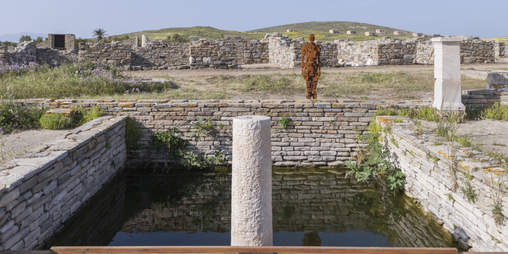 Dēlas salā Grieķijā skatāms unikāls mākslas projekts - 29 tēlnieka Gormlija skulptūras