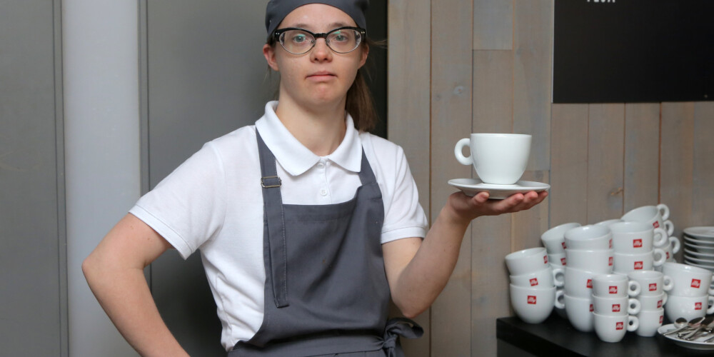 Ar kafiju un kūciņām par labāku pasauli: pirmā kafejnīca Baltijā, kur strādā cilvēki ar invaliditāti