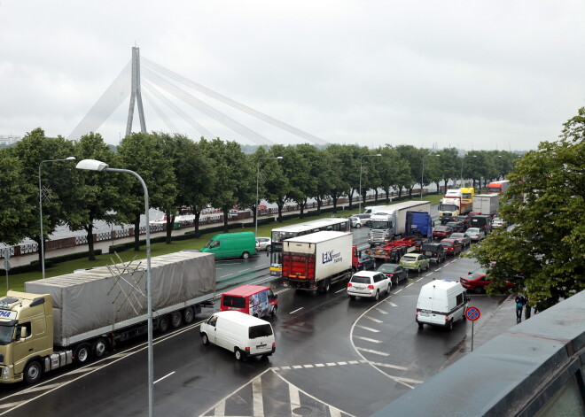 Ražas novākšanas laikā pa Rīgas centru atļaus braukt arī fūrēm