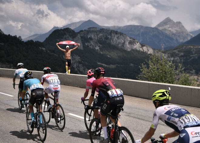 "Tour de France" būtiski saīsina pēdējo kalnu posmu - laikapstākļu dēļ; tūrē jauns līderis