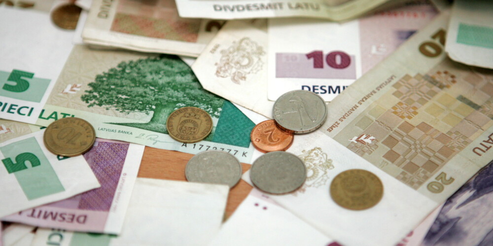 Pret eiro joprojām nav apmainīti miljoniem latu