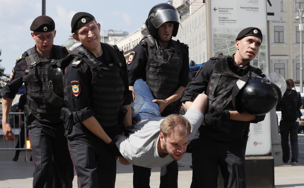 Maskavā protestu laikā aizturēti gandrīz 300 cilvēki