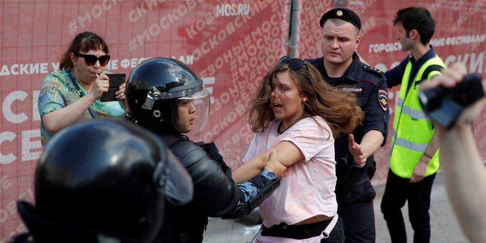Masu protesti Maskavā: aizturēti vairāk nekā 930 cilvēku