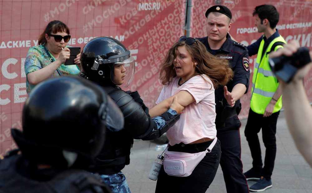 Masu protesti Maskavā: aizturēti vairāk nekā 500 cilvēku