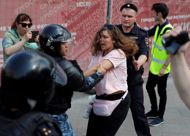 Masu protesti Maskavā: aizturēti vairāk nekā 930 cilvēku