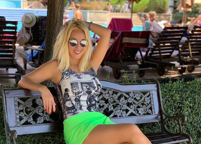 48-летняя Лера Кудрявцева похвасталась стройной фигурой в экстремальном мини