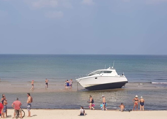 Pāvilostā uz sēkļa uzskrien zem Krievijas karoga kuģojošs kuteris