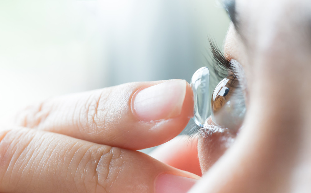 Zinātnieki izgudrojuši ģeniālas kontaktlēcas: vien pamirkšķinot, ar tām iespējams pietuvināt objektus