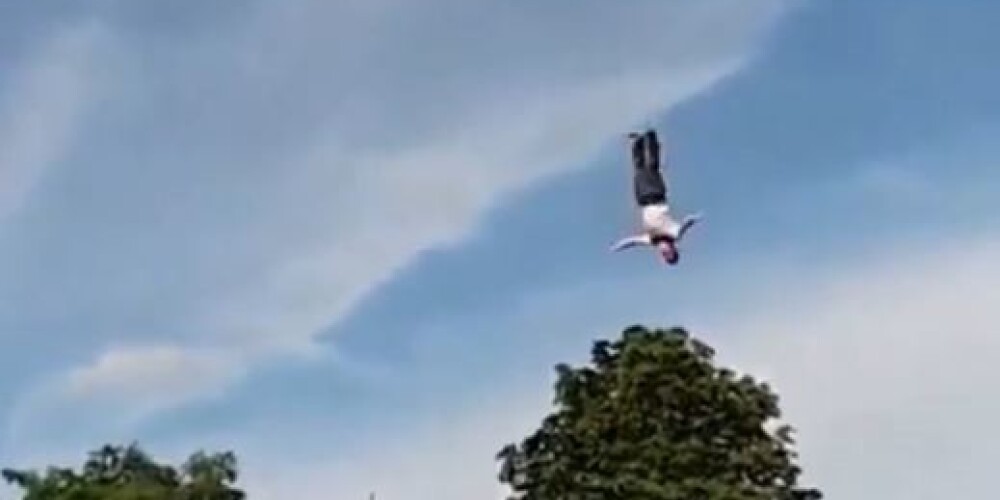 VIDEO: Polijā lecot ar gumiju no 100 metru augstuma, pātrūkst lēcēja trose - vīrietis pēc šausminošā kritiena izdzīvojis