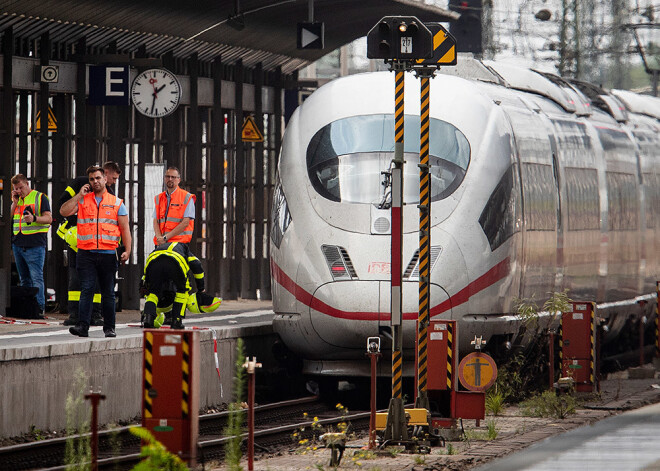 Dzelzceļa stacijā Frankfurtē eritrejietis zem vilciena pagrūž 8 gadus vecu zēnu un viņa māti