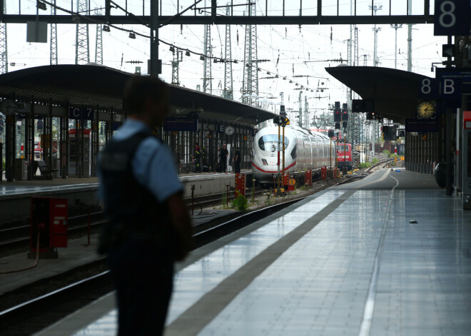 Frankfurtes centrālajā dzelzceļa stacijā kāds vīrietis pirmdien nogrūdis uz sliedēm vilciena priekšā astoņgadīgu zēnu un viņa māti, kurai izdevies izglābties, taču zēns no gūtajiem ievainojumiem miris.