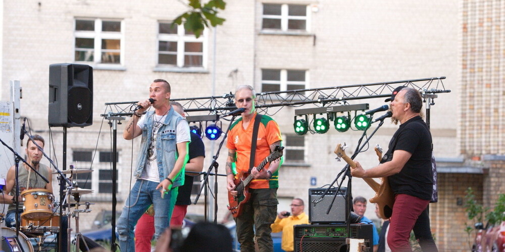 Žaklīnai Cinovskai varena vārdadienas ballīte - "Līvu" koncerts pagalmā un policijas ierašanās