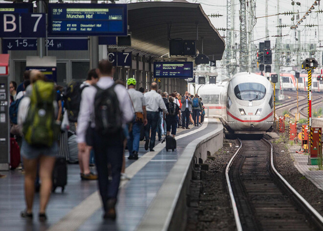 Joprojām nav skaidri eritrejieša motīvi, kurš Frankfurtē uz sliedēm izgrūda māti ar bērnu