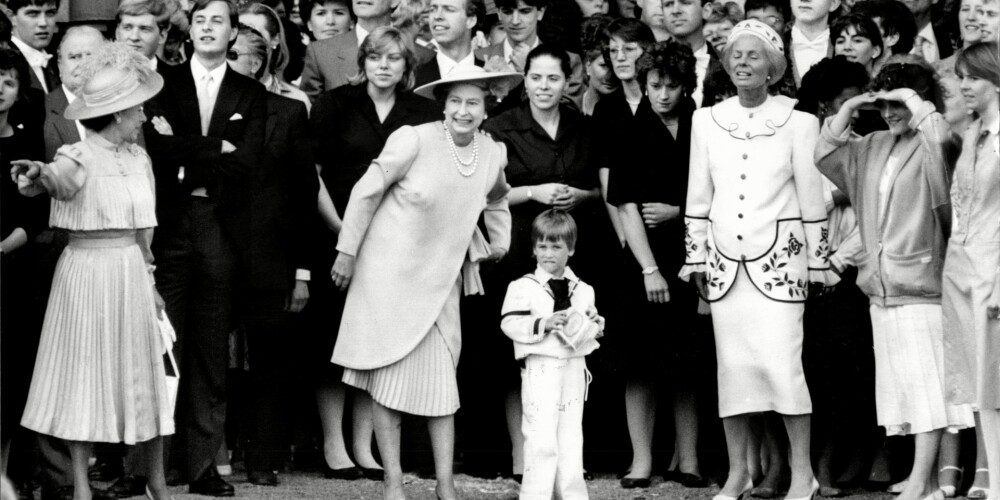 Karaliene Elizabete II un princis Viljams (centrā) prinča Endrū un Sāras Fērgusones kāzu dienā 1986. gadā.