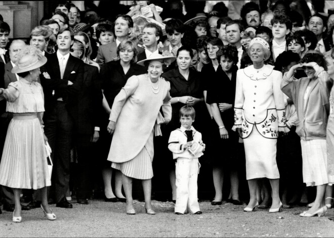 Sirsnīgs VIDEO: karaliene skrien pakaļ mazajam princim Viljamam