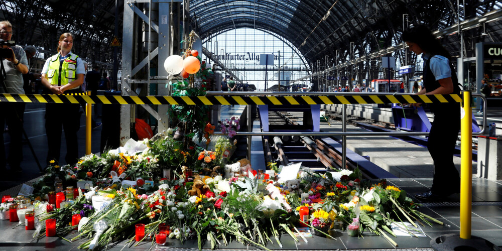 Klajā nāk baisas detaļas par imigrantu, kurš zem vilciena Frankfurtē pagrūda mazu zēnu