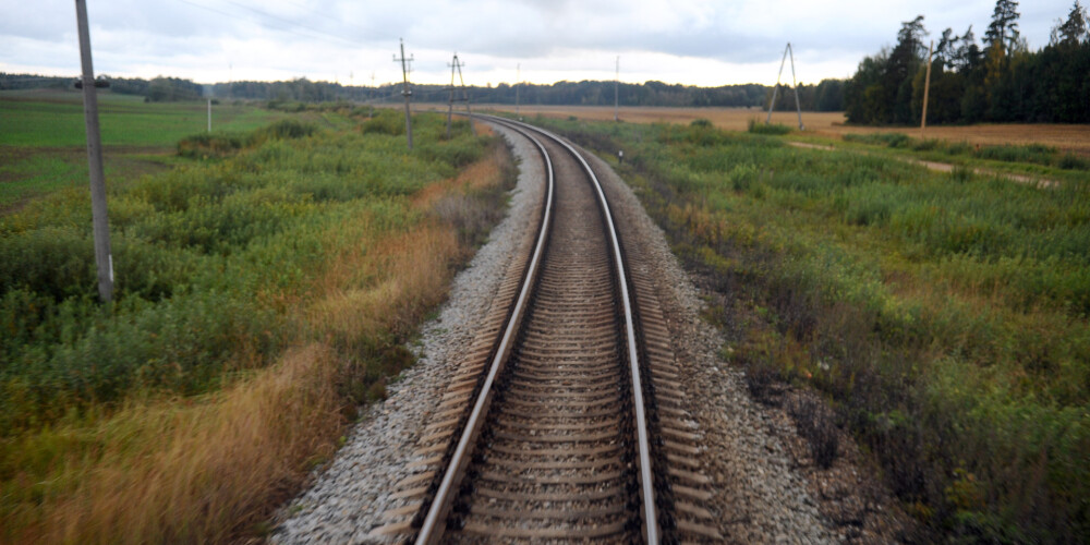 Atklājas detaļas par traģisko negadījumu Jelgavā, kur uz vilciena sliedēm dzīvību zaudēja jauna meitene
