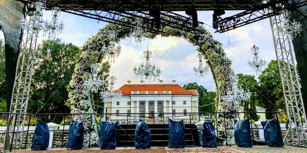 Pakrojas muižas kompleksā turpinās ziedu festivāls "Sapnis vasaras naktī", ko novērtē arī populāri cilvēki Latvijā