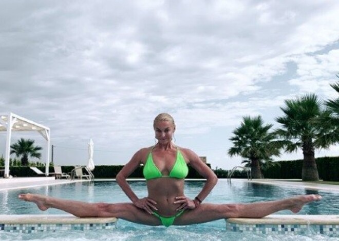 Анастасия Волочкова в бикини измерила шпагатом бассейн греческой виллы