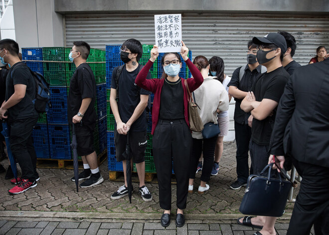 Honkongā aktīvisti pulcējas, lai atbalstītu 44 aizturētos protestētājus