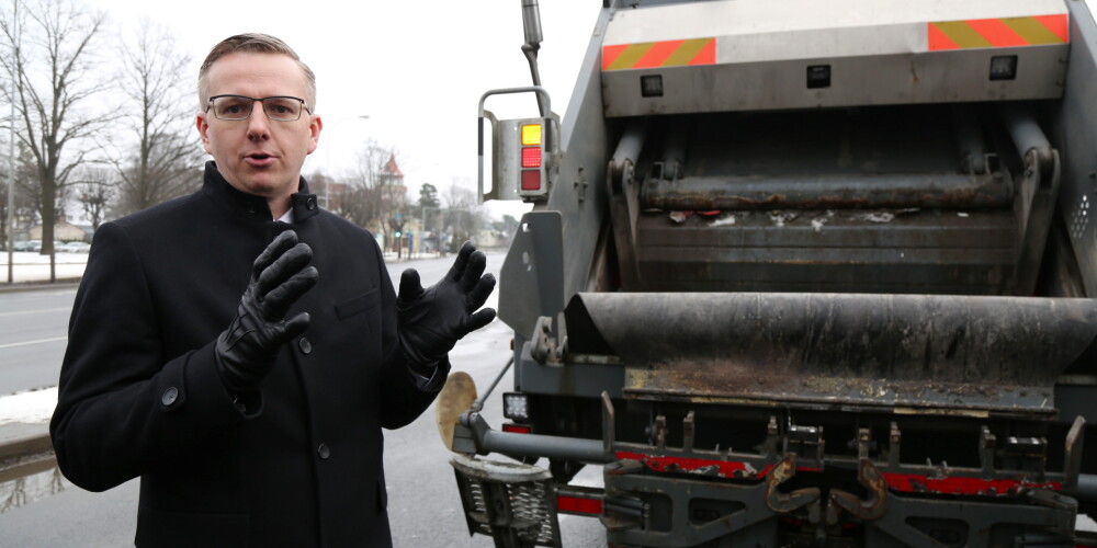 Iedzīvotāji sašutuši: Rīgā par trešdaļu pieaugs atkritumu izvešanas maksa