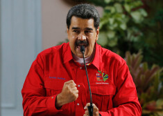 Maduro aktīvistus apbalvoja ar Venecuēlas dibinātāja Simona Bolivara zobena kopiju.