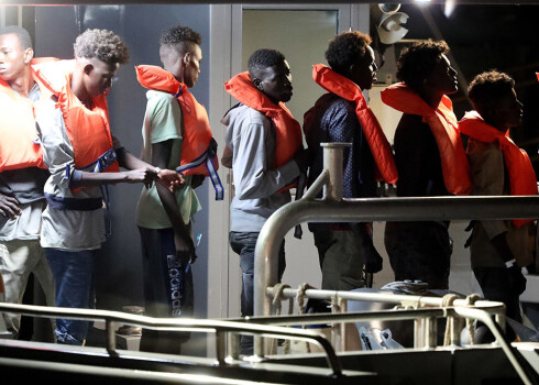 Vācijas aktīvistu kuģis Lībijas piekrastē uzņēmis 40 imigrantus