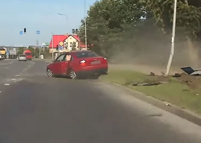 VIDEO: Jelgavā policija uzsāk pakaļdzīšanos "Audi" vadītājam alkohola reibumā - spēkrats avarē un uzbrauc apgaismes stabam