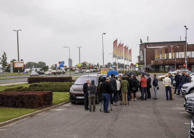 Šodien, 31. jūlijā, Rīgas domes priekšsēdētāja pienākumu izpildītājs Oļegs Burovs kopā ar Rīgas domes Satiksmes un transporta lietu komitejas priekšsēdētāju Vadimu Faļkovu, speciālistiem no Rīgas domes Satiksmes departamenta, būvniekiem un būvuzraugiem iepazinās ar būvniecības darbu procesu uz Salu tilta un pabeigtajiem remontdarbiem Krasta ielā.