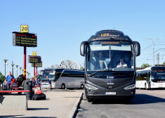 Starptautiskā pasažieru pārvadātāja "Lux Express" autobuss Rīgas Starptautiskajā autoostā.