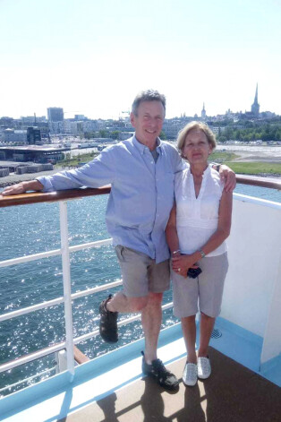 63 gadus vecais Pols Gilmors ar sievu.