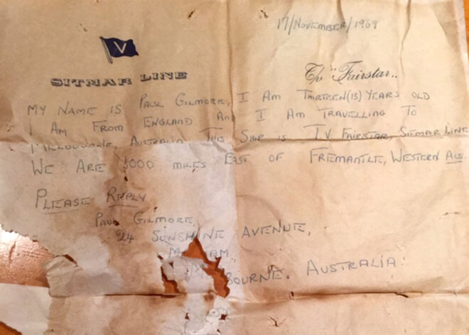 Zēns Austrālijas pludmalē atrod 50 gadus vecu vēstījumu pudelē un sameklē tā autoru