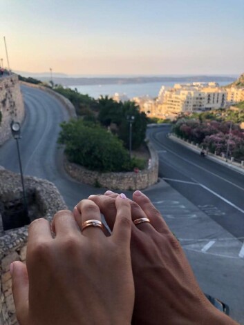 Pāris foto iemūžinājis arī zeltnešos esošos gredzenus.