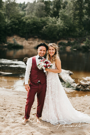 „Pasakainā līgavas kleita tika iemīlēta no pirmā acu skatiena un iegādāta "Love story" kāzu salonā,” atklāj Ata Zviedra mīļotā.